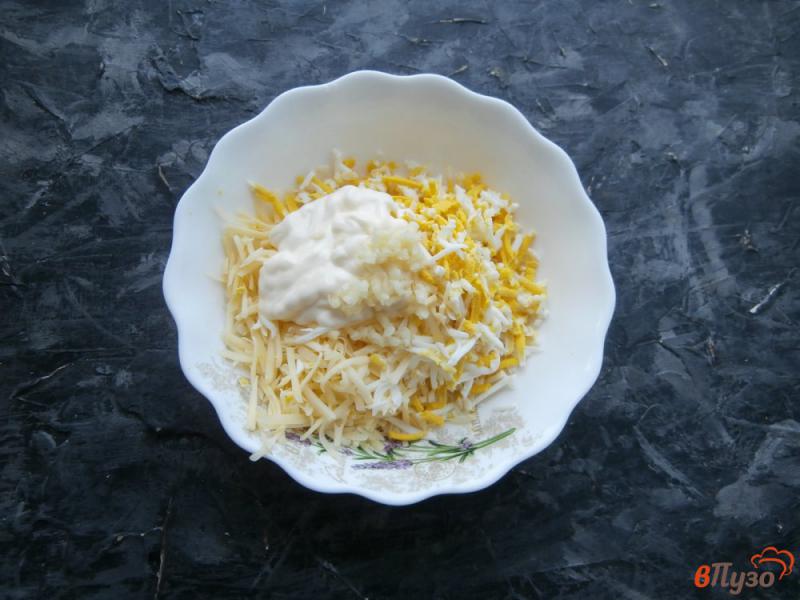 Фото приготовление рецепта: Рулетики из баклажанов с яйцом и сыром шаг №5