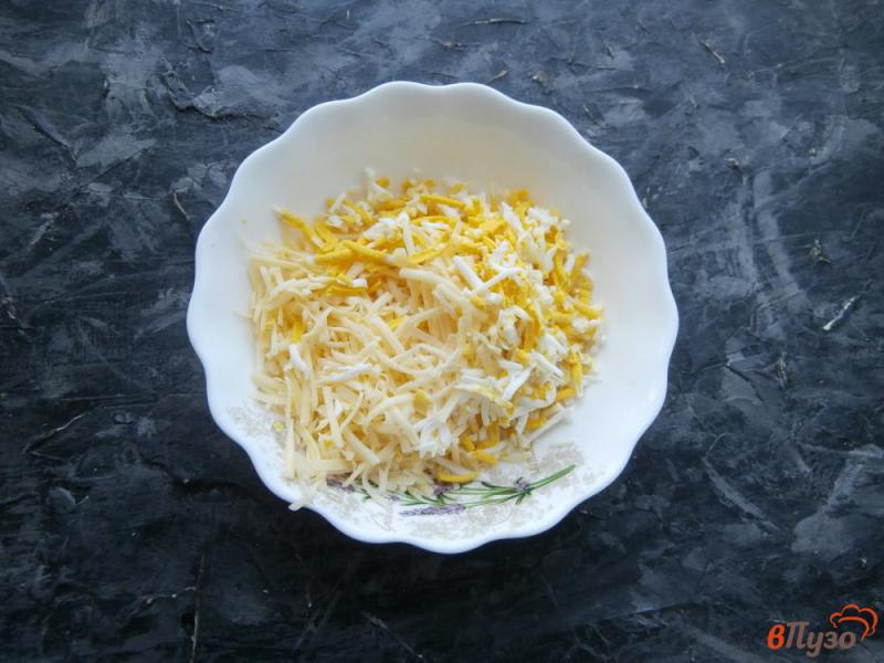 Фото приготовление рецепта: Рулетики из баклажанов с яйцом и сыром шаг №4