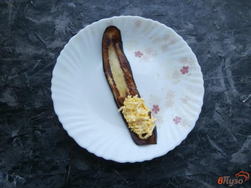 Фото приготовление рецепта: Рулетики из баклажанов с яйцом и сыром шаг №6