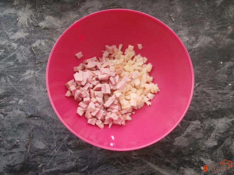 Фото приготовление рецепта: Салат с колбасой и свежими огурцами шаг №1