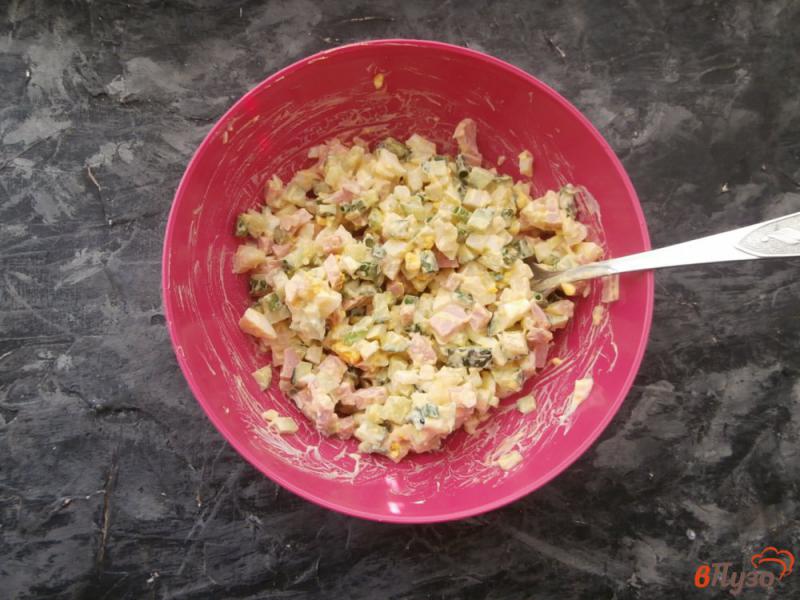 Фото приготовление рецепта: Салат с колбасой и свежими огурцами шаг №5