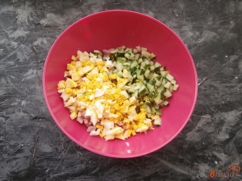 Фото приготовление рецепта: Салат с колбасой и свежими огурцами шаг №2