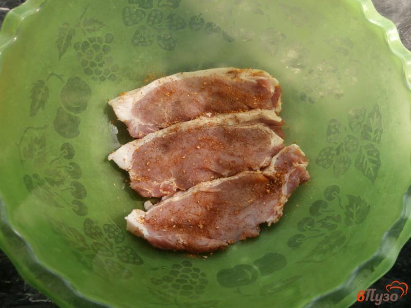 Фото приготовление рецепта: Стейки из свиной корейки на мангале шаг №2