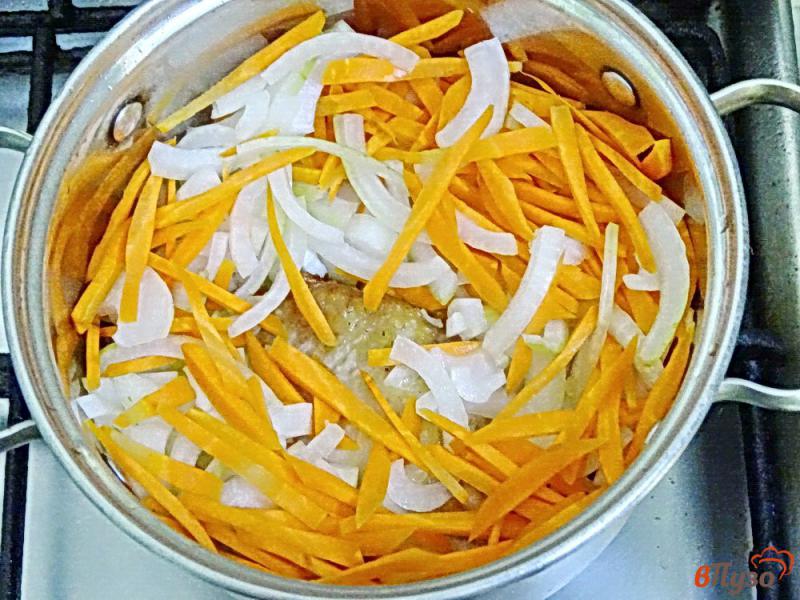 Фото приготовление рецепта: Куриные бёдра в нежном сметанном соусе шаг №7
