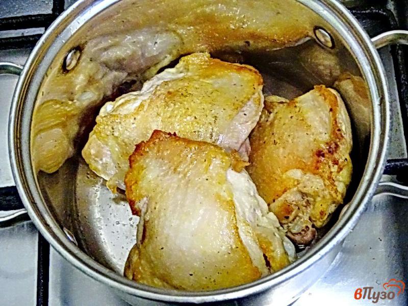 Фото приготовление рецепта: Куриные бёдра в нежном сметанном соусе шаг №4