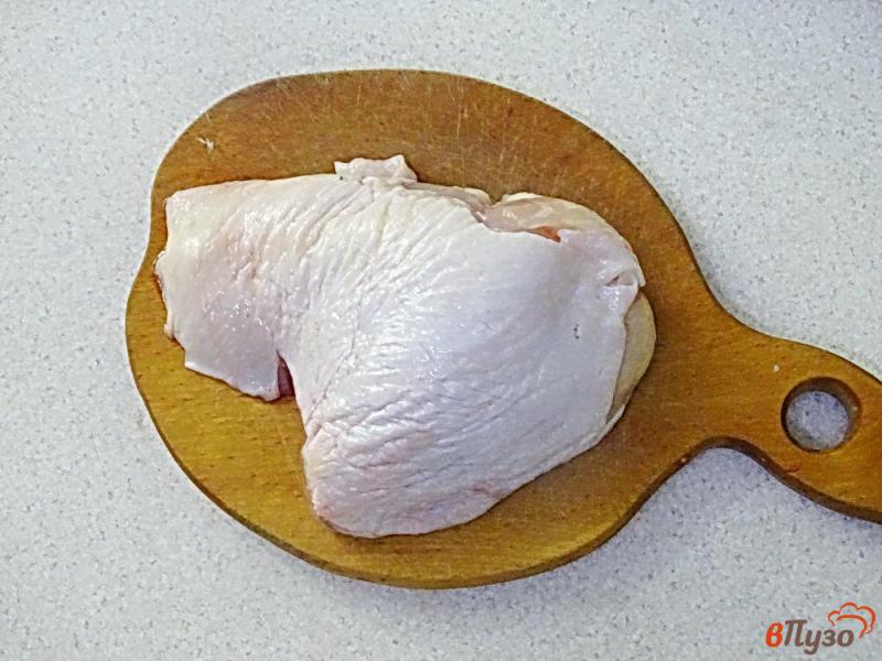 Фото приготовление рецепта: Куриные бёдра в нежном сметанном соусе шаг №1
