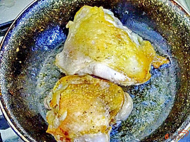 Фото приготовление рецепта: Куриные бёдра в нежном сметанном соусе шаг №2