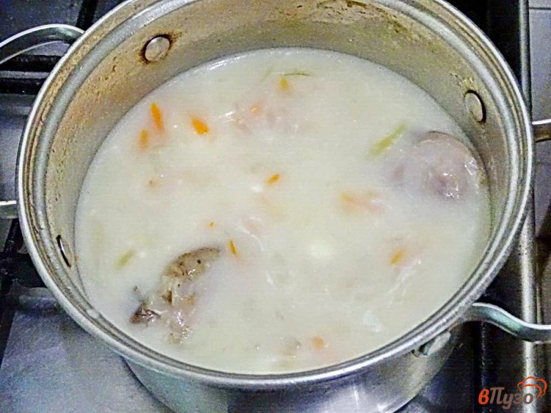 Фото приготовление рецепта: Куриные бёдра в нежном сметанном соусе шаг №9