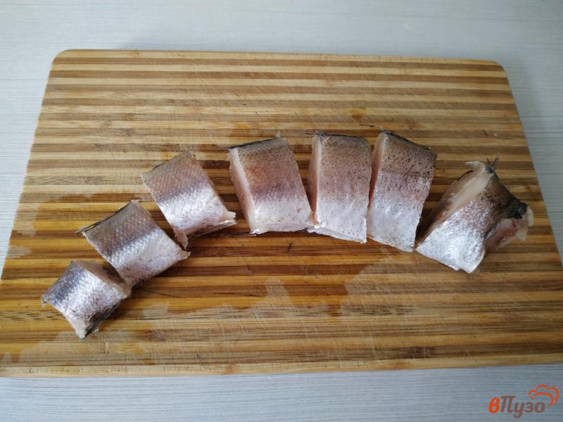 Фото приготовление рецепта: Хек запеченный с картофелем в соусе сацебели шаг №2