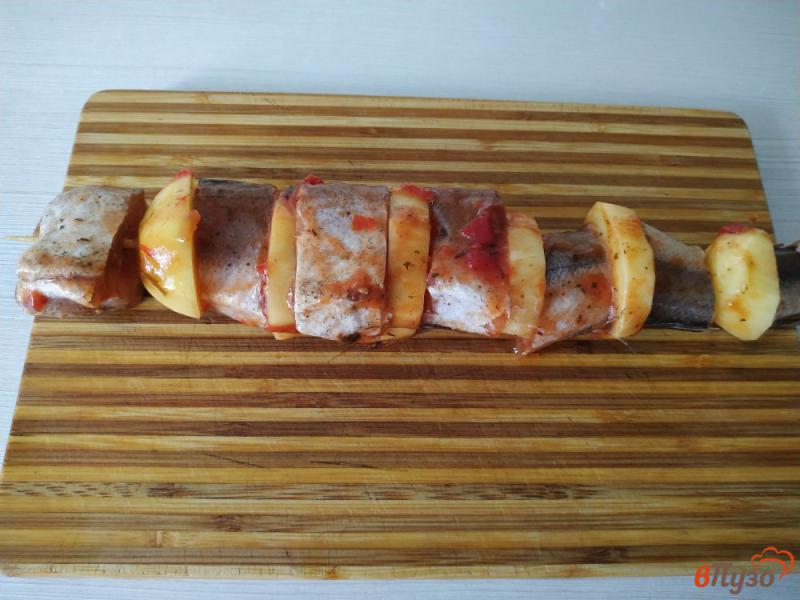 Фото приготовление рецепта: Хек запеченный с картофелем в соусе сацебели шаг №4