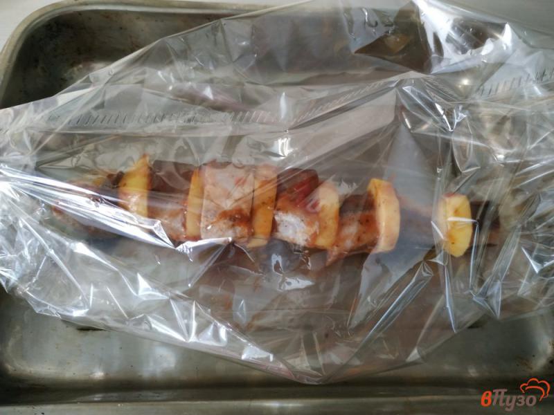 Фото приготовление рецепта: Хек запеченный с картофелем в соусе сацебели шаг №5