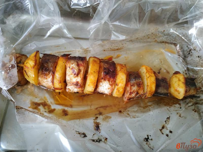 Фото приготовление рецепта: Хек запеченный с картофелем в соусе сацебели шаг №6