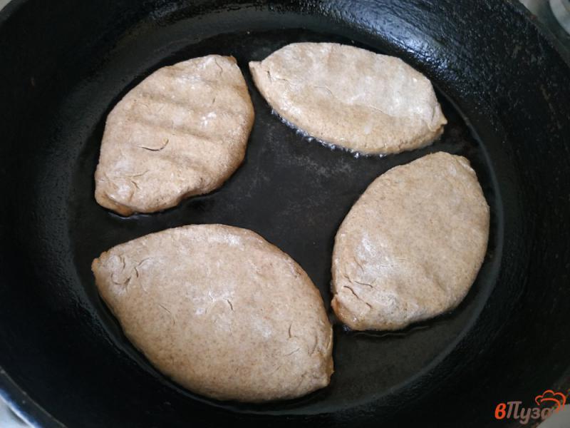 Фото приготовление рецепта: Пирожки с картошкой из ржаной муки шаг №8