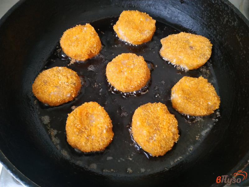 Фото приготовление рецепта: Рыбные наггетсы с сыром шаг №8