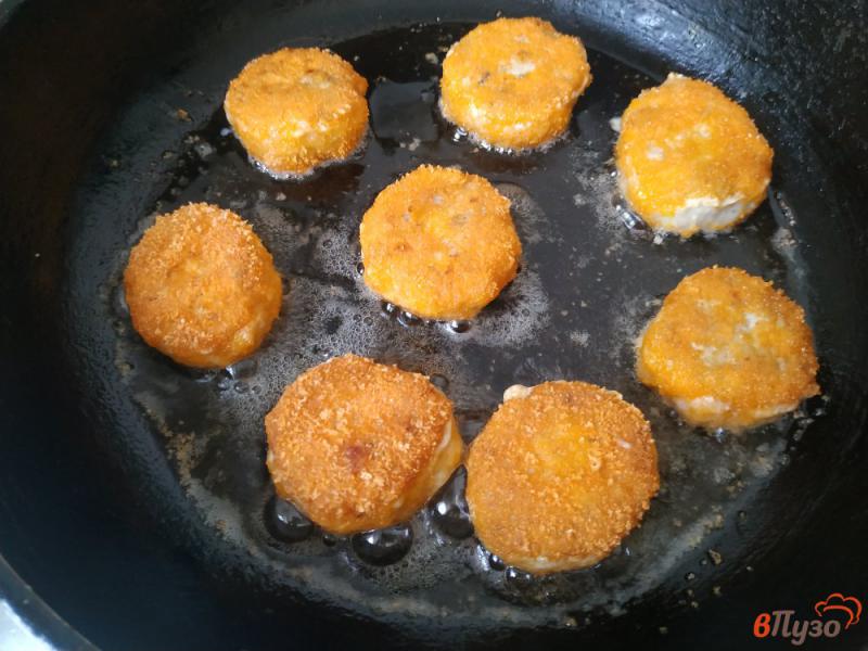 Фото приготовление рецепта: Рыбные наггетсы с сыром шаг №9