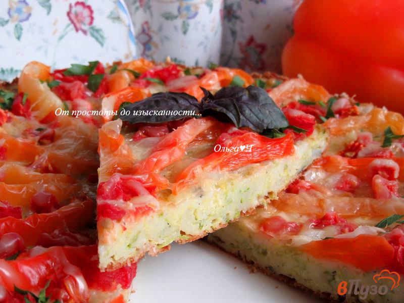 Фото приготовление рецепта: Кабачковая пицца со сладким перцем и базиликом шаг №8