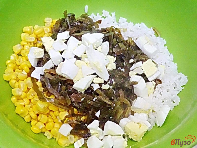 Фото приготовление рецепта: Салат из морской капусты и риса шаг №3