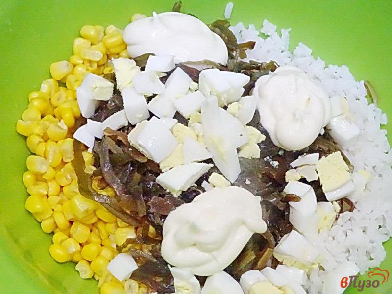 Фото приготовление рецепта: Салат из морской капусты и риса шаг №4