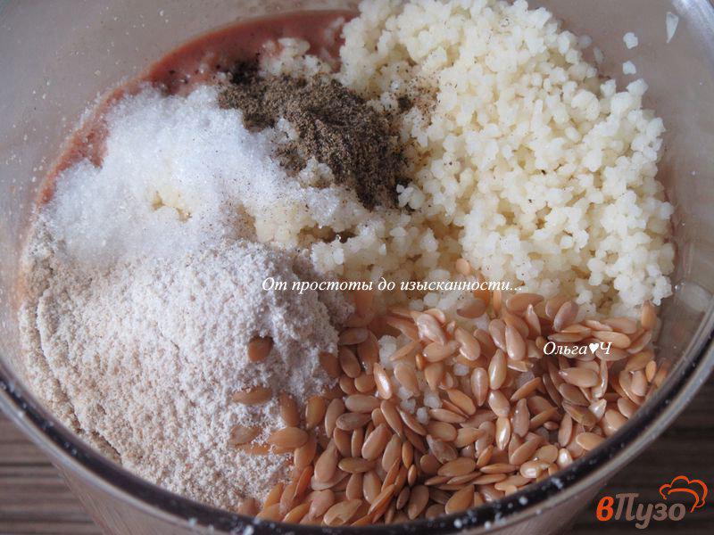 Фото приготовление рецепта: Печеночные маффины с кускусом и семенами льна шаг №4