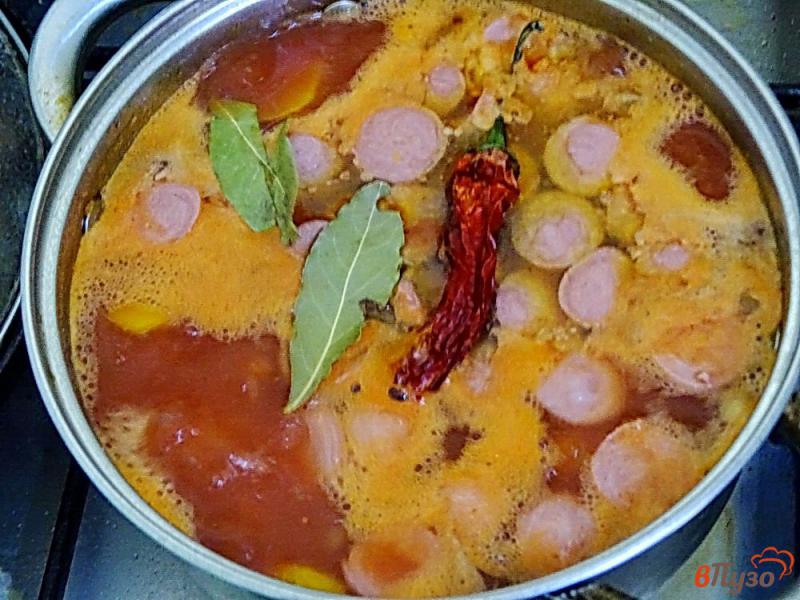 Фото приготовление рецепта: Суп с фасолью и сосисками шаг №6