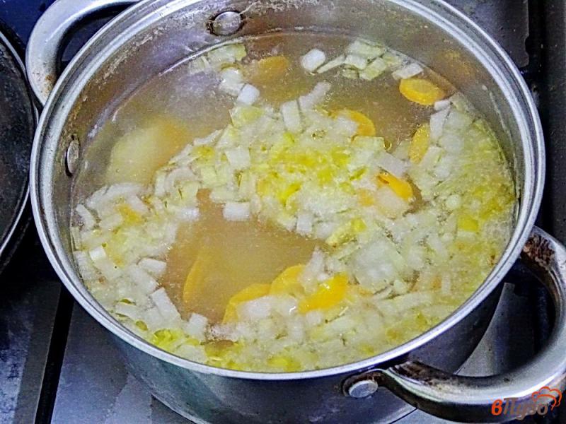 Фото приготовление рецепта: Суп с фасолью и сосисками шаг №5