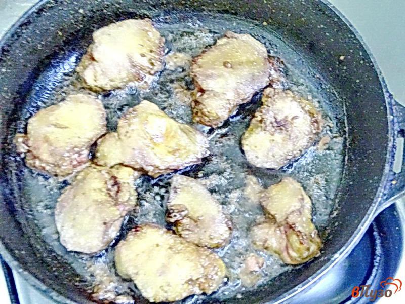 Фото приготовление рецепта: Куриная печень с помидорами шаг №4