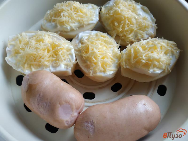 Фото приготовление рецепта: Картофель фаршированный с сосисками шаг №7