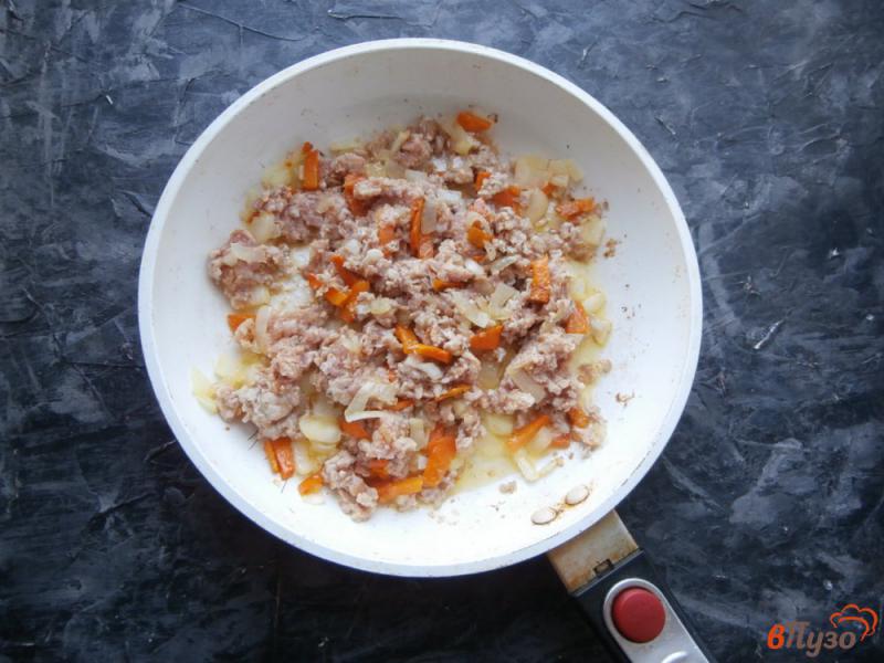 Фото приготовление рецепта: Пшеничная каша со свиным фаршем на сковороде шаг №2
