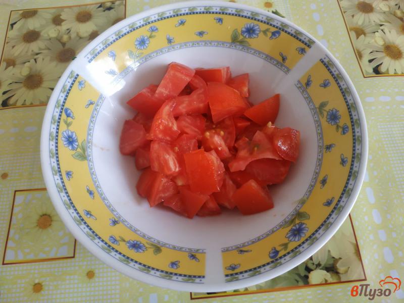 Фото приготовление рецепта: Летний салат с маринованным луком шаг №3
