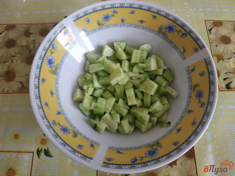 Фото приготовление рецепта: Летний салат с маринованным луком шаг №2
