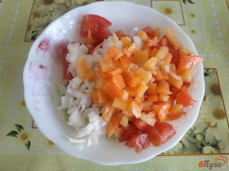 Фото приготовление рецепта: Летний салат с маринованным луком шаг №8