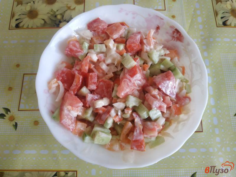 Фото приготовление рецепта: Летний салат с маринованным луком шаг №10