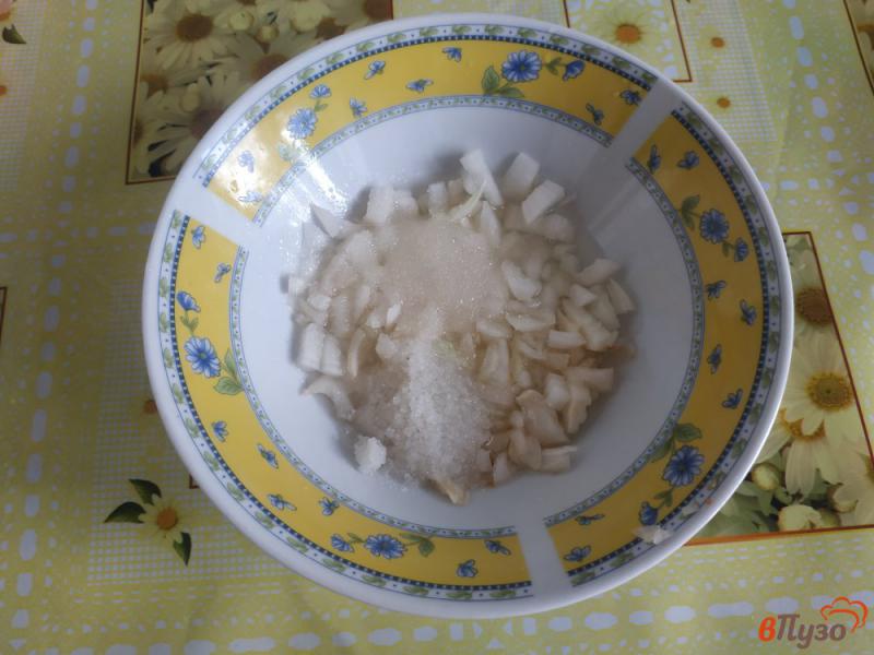 Фото приготовление рецепта: Летний салат с маринованным луком шаг №6