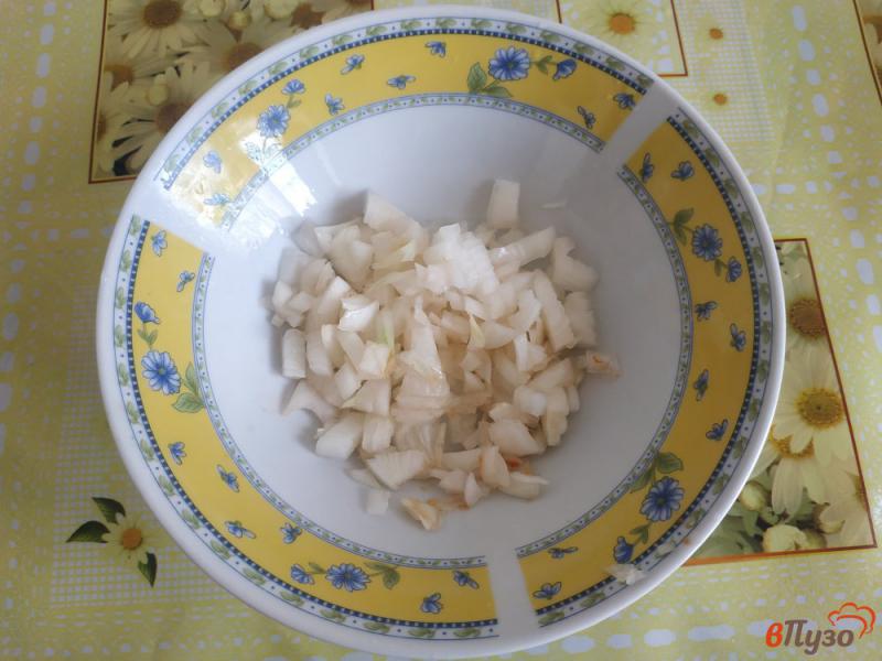 Фото приготовление рецепта: Летний салат с маринованным луком шаг №7