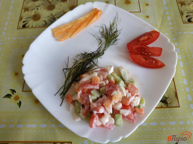 Фото приготовление рецепта: Летний салат с маринованным луком шаг №11