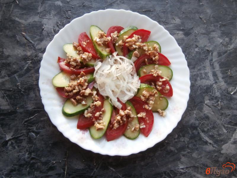 Фото приготовление рецепта: Овощной салат с грецкими орехами шаг №6
