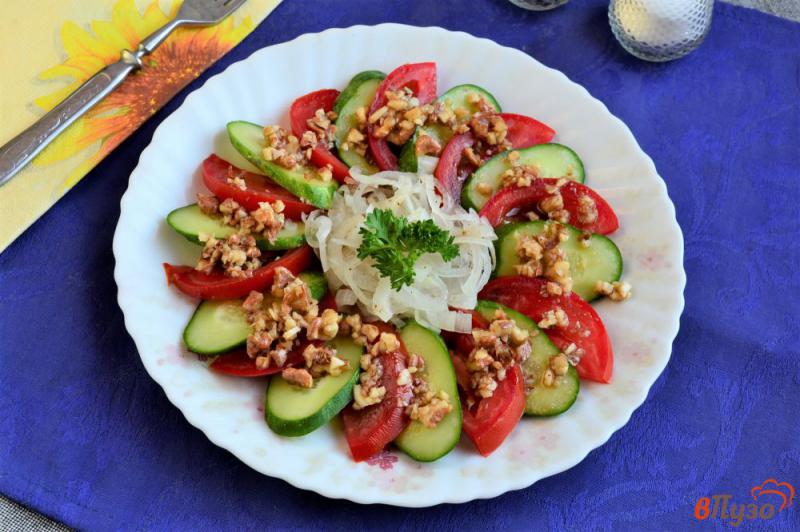 Фото приготовление рецепта: Овощной салат с грецкими орехами шаг №7