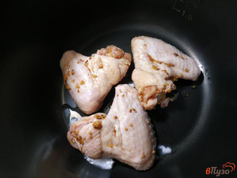 Фото приготовление рецепта: Крылья куриные жареные в мультиварке шаг №6