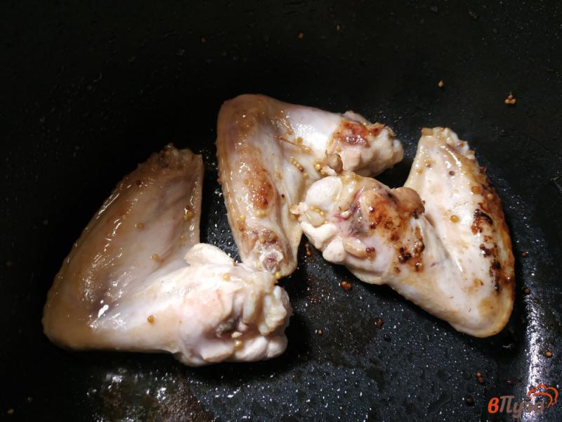 Фото приготовление рецепта: Крылья куриные жареные в мультиварке шаг №7