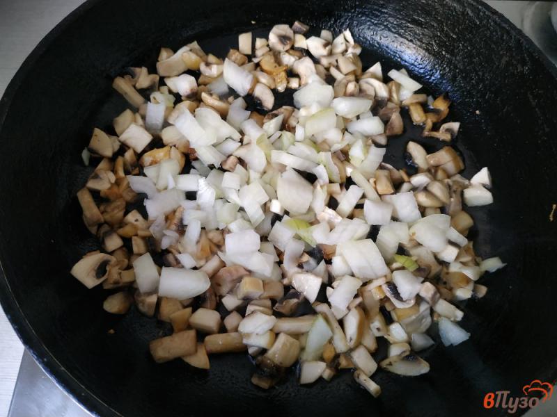 Фото приготовление рецепта: Картофельные гнёзда с грибами и сыром шаг №3