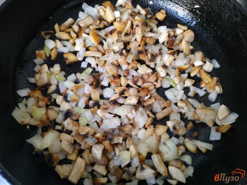 Фото приготовление рецепта: Картофельные гнёзда с грибами и сыром шаг №4