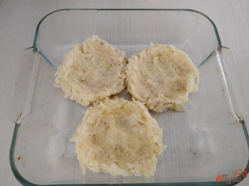 Фото приготовление рецепта: Картофельные гнёзда с грибами и сыром шаг №7