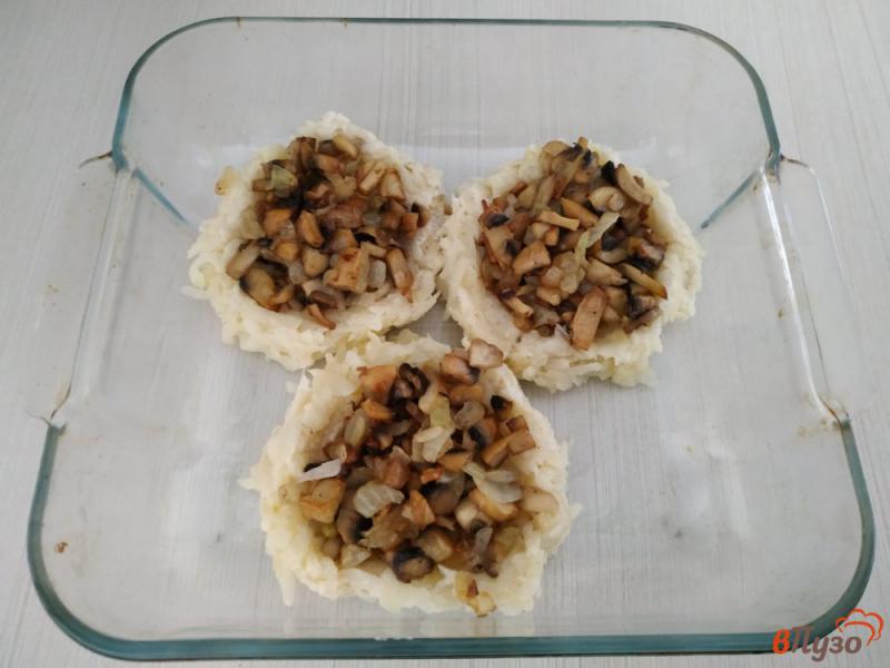 Фото приготовление рецепта: Картофельные гнёзда с грибами и сыром шаг №8