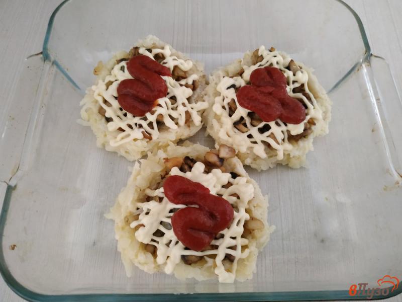 Фото приготовление рецепта: Картофельные гнёзда с грибами и сыром шаг №9
