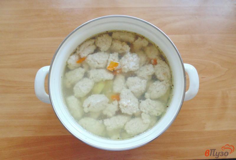 Фото приготовление рецепта: Диетический суп с куриными кнелями шаг №4