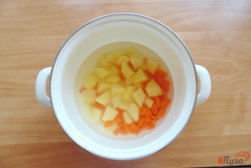 Фото приготовление рецепта: Диетический суп с куриными кнелями шаг №2