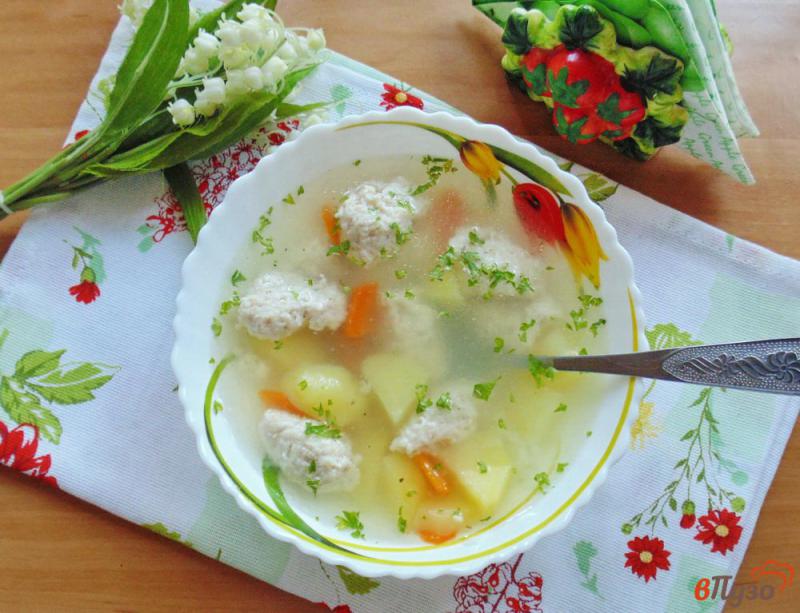 Фото приготовление рецепта: Диетический суп с куриными кнелями шаг №5