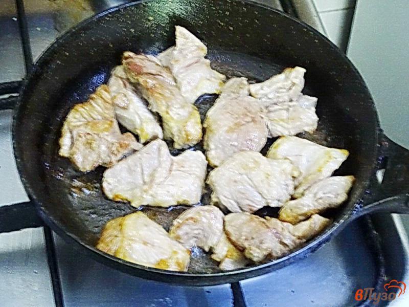 Фото приготовление рецепта: Свинина под чесночным соусом шаг №2