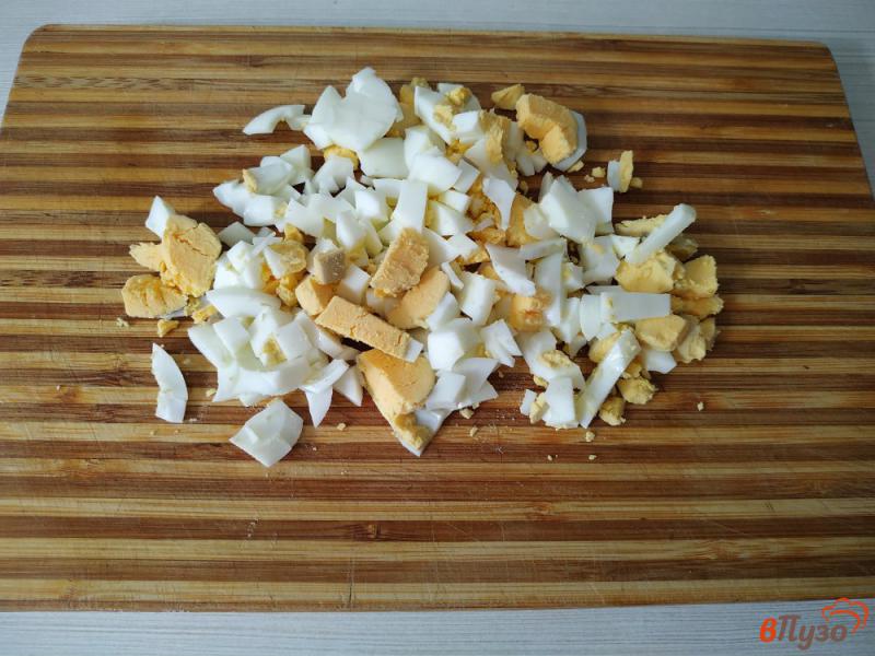 Фото приготовление рецепта: Окрошка с крабовых палочек и куриного филе шаг №1
