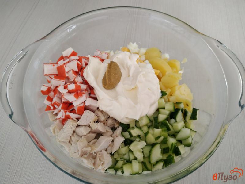 Фото приготовление рецепта: Окрошка с крабовых палочек и куриного филе шаг №7